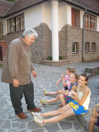 Akinek túl nagy a honvágya, Gyuri bácsi megvigasztalja.
