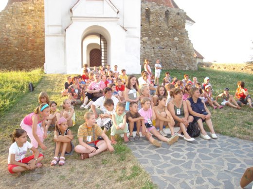 Tábornyitó harangszóban, naplementében.