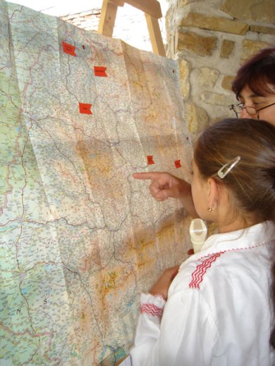 Honnan jöttünk? Bemutatkozás után minden csapat felragasztotta szülőhelyének zászlócskáját Erdély térképére.