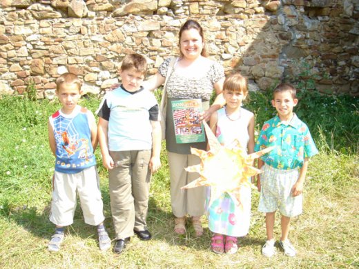 Jakab Anikó tanító néni és illyefalvi elsősei szíves házigazdagént fogadtak és köszöntöttek minket.