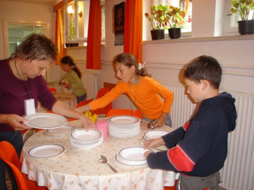 Itt bezzeg senki sem lusta. Naponta más-más csoport segít asztalt teríteni. (A tányérok még épek.)
