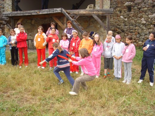 Ez meg a katona, aki lova kantárját próbálja tartani, hogy le ne tapossa a „pünkösdi rózsákat”.