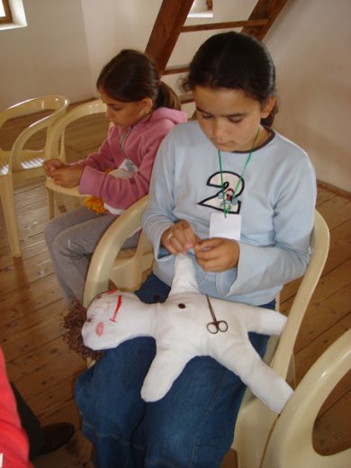 Anyukának lenni jó. Készül a kislányok pólyásbabája.