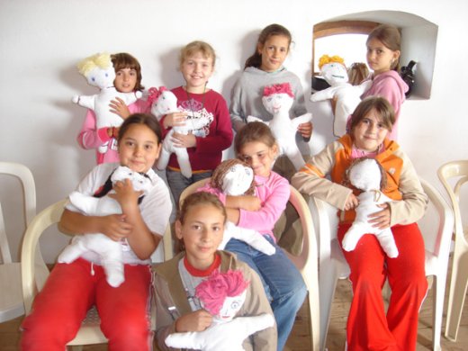 Nagycsaládos csoportkép. Ki szereti jobban a babáját?