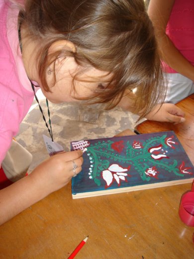 A kedvünk is ilyen virágos, mint ezek a tulipánokkal hímezett falapok.