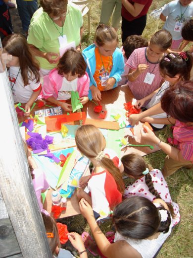 A mező virágai után papírvirágokat készítettünk, hogy télen is elővarázsolhassuk az illyefalvi nyarat.
