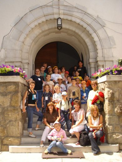 Sepsiszentgyörgyön, a Székely Nemzeti Múzeum előtt. Szép a Kós Károly tervezte épület kívül is, hát még bent mennyi érdekesség várt ránk!