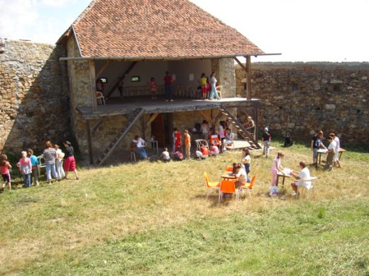A szombat délelőtt a pontszerző játéké volt. A vár hangyabollyá vált, mi pedig sok-sok Napsugár-tallért érő pont tulajdonosaivá.