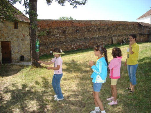 Palack terem a vadalmafán. Ha még egyet lépek, biztosan eltalálom a bottal, és pontot szerzek vele.