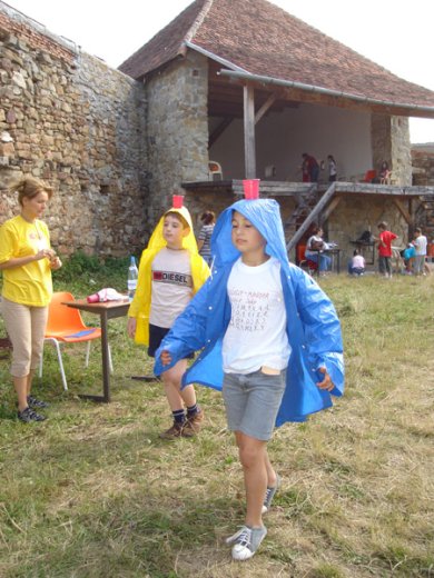 Ügyesek vagyunk, de azért esőköpenyben visszük, ha mégis kiömölne...