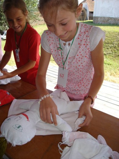 Ne sírj, kisbabám, mindjárt kész az öltöztetés. Csak tudnám, hogy áll meg rajtad ez a pelenka?