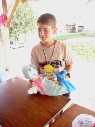 A délutáni csapatjáték része volt a babaaltatás. Ha anyunak más a dolga, apu is szeretettel altatja el a kicsit.