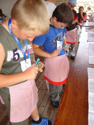 Alszik a baba, jöhet a vacsora. Míg a lányok asztalt terítettek, a fiúk hámozták a krumplit.