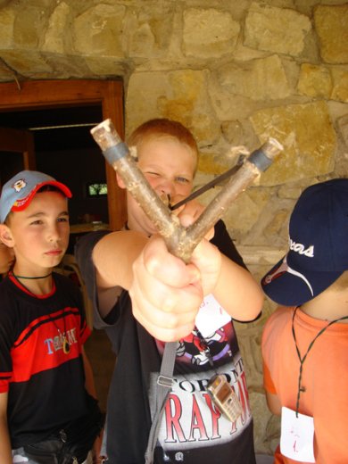 Igazi férfipróbák is vártak a fiúkra: parittyával, íjjal lőttek célba, persze rengeteg óvintézkedés közepette.