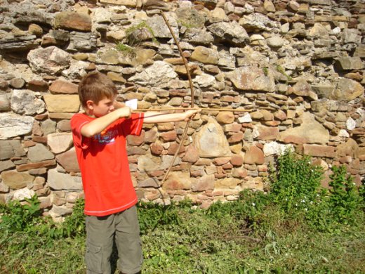 Páncélom nincs, de majdnem olyan délcegen feszítem az íjat, mint a vár hajdani vitézei.