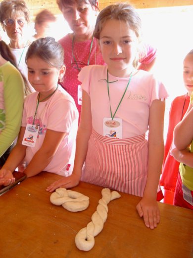 Csinosak a szakácsnők, kerekded a perec, a fonottkalács.