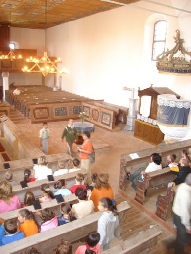 A tábor lakói buzgóbban igyekeznek az ódon templomba, mint az illyefalviak.