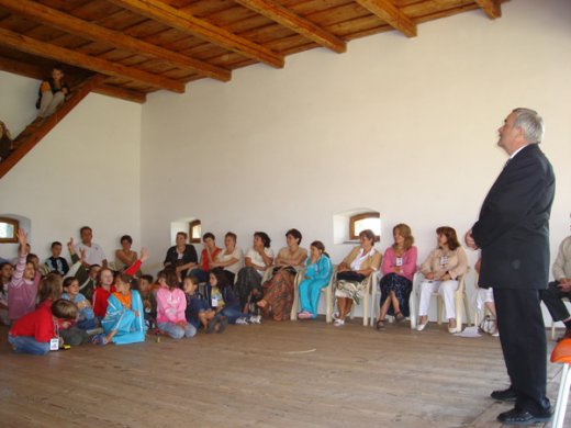 Főtiszteletű Kató Béla az 500 éves várról, a templomról mesél.