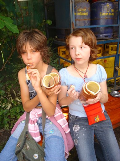 És persze kalácsot kóstoltunk. Finom, de nem vagyunk éhesek.