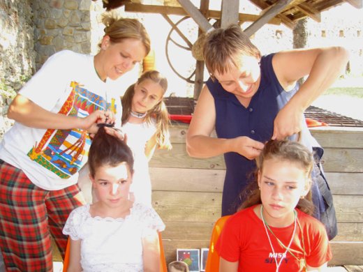 Egy fésülés tíz tallér. Mi szépülünk, a tancik nagyon igyekeznek.