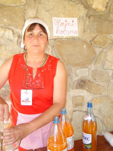 Hajni néni kocsmájában vörös és fehér... szörp volt kapható.