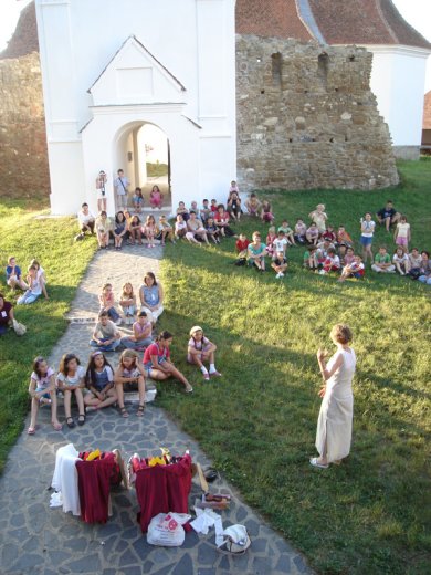 Egy hétig királyi székhellyé varázsoljuk az illyefalvi várat. Az első király a legmesszibbről érkezett fiú, királyné pedig a legközelebbről érkezett kislány lesz... népes udvartartással.