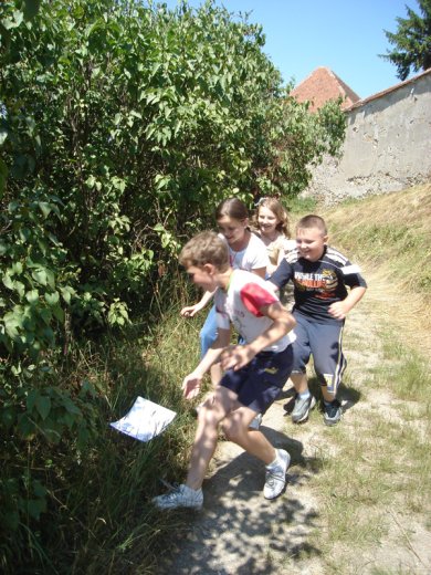 Fuss, és figyelj! – futtunkban elrejtett borítékokat kerestünk, a borítékokban kérdések, a fejünkben a válasz. Már csak le kellett írnunk, és szaladtunk tovább.