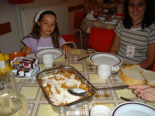 Most nézzétek meg a tejföles káposztát, amíg tele a tál, mert pillanatokon belül kiürítjük.