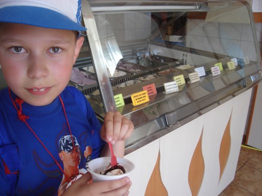 Most csak egy pohárkával, pedig legszívesebben az egész bödönt kinyalnánk.