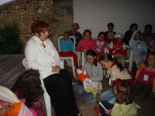 Az udvari mesemondó, Kata néni ma a Macskacicó történetével bűvölte-bájolta el Napsugárország népét.