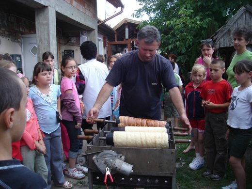 Szombaton este egy szekérderéknyi kürtőskalácsot sütött nekünk András bácsi. Izzott a parázs, forgott a kalács, mi meg ropogtattuk a barna cukormázat.