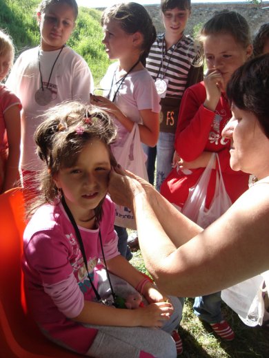 Végre elkezdődött a nagyvásár. Egész heti munkánk eredményét, a sok-sok Napsugár-tallért Napsira, csokira és szórakozásra költöttük.