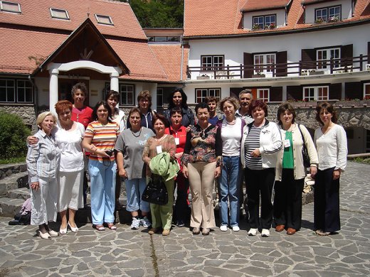 A tanító nénik nagyon szépek és vidámak voltak.