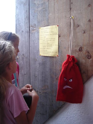 Kati néni már reggeli előtt kiszegezte a parancsnoki bástya kapujára a szerdai műsort. Mellette a Méregzsák ráncolja szemöldökét. Ebbe dobjuk be panaszainkat. Este a királyi bölcsesség majd mindenkinek igazságot szolgáltat.