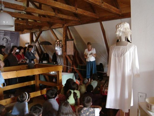 A Séra-kúriában ruhatörténeti kiállítást láttunk: kétszáz éves napernyőt, kabátot, főkötőt és „tangát”.