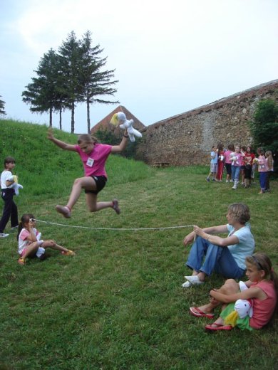 Délután a csillagokig ugrattunk frissen készített és nyergelt paripáinkkal. De az amazon-természetű lányok sem hagyták magukat: kapták az éppen befejezett rongybabájukat, és ugrani tanították.