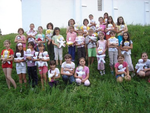 Ki mosolyog szebben? Mi vagy a hajasbabánk?