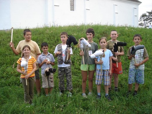 Lovasnemzet vagyunk! Nemcsak a fiúk, hanem néhány kislány is a paripa-készítést választotta. Aki nincs a képen, valahol a vár másik sarkán vágtat: persze lóháton.