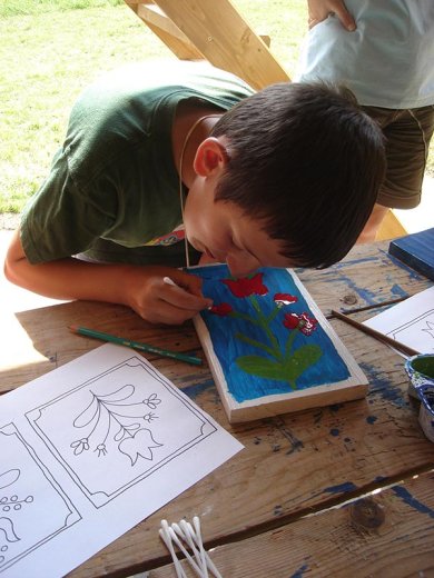 Az Umling-család is büszke lenne ránk, olyan mesterien, türelemmel és szépérzékkel pingáljuk a kis fakazettákat.