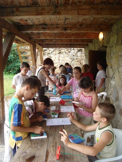 A kék festékből sok került a ruhánkra, a fejünk búbjára, még a fülünk hegyére is, de azért a falapokra is kentünk valamennyit.