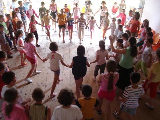 Délután népzene-koncert volt a várszínpadon. Népdalokat, mesét hallgattunk, és roptuk a táncot, csak úgy döngött bele a padló.