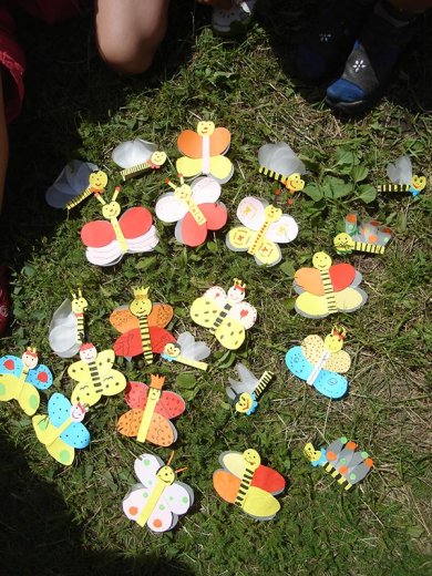 A pillangókat pusztítja a szennyezett levegő, de mi gondoskodtunk az utánpótlásról. Ripsz-ropsz elkészítettük őket ruhacsipeszből, színes papírból.