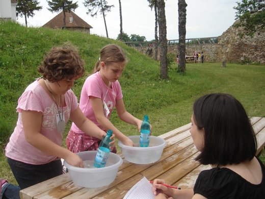 Délelőtt mindenki sok-sok pontot gyűjtött – eszét, kezét, lábát tornásztatva. Ki tölti meg gyorsabban a palackot?
