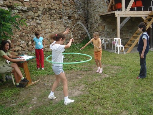 Ki járja tovább a karikás hastáncot, vagy pörgeti tovább az ugrókötelet?