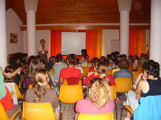 Vasárnap – zárónap. Reggeli után a felnőttek konferenciatermét foglaltuk el, hogy filmet nézzünk a honfoglalás korának ötvösművészeiről és a lovasíjászatról.