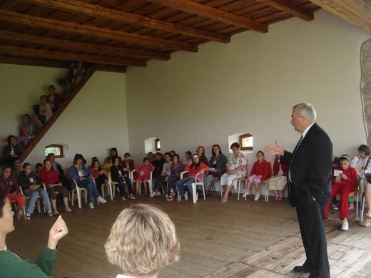 Kató Béla főtiszteletű úr a vár történetéről mesélt.