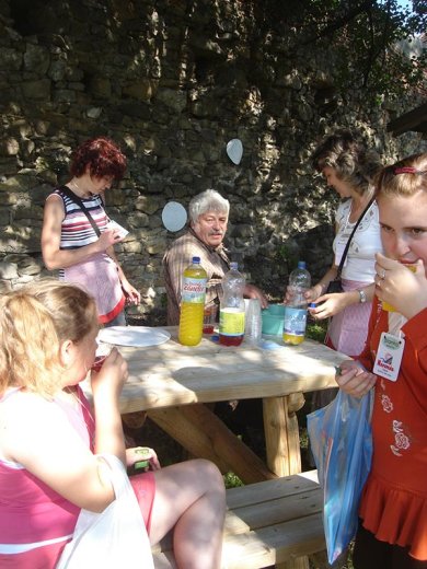 Ne tessék aggódni, a kiskocsmában szörppel oltjuk a szomjunkat.