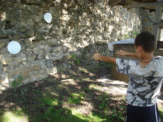 Gyuri bácsi céllövöldéjében íjjal és parittyával is lőhetünk.