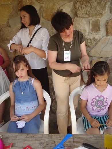 Fodrásznő-tancik és bájos kisasszonyok.