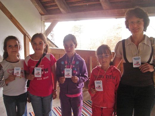 Ilyen a középkori lovagoknak nem volt: minden várvédő színes kitűzőt kapott Kati nénitől.